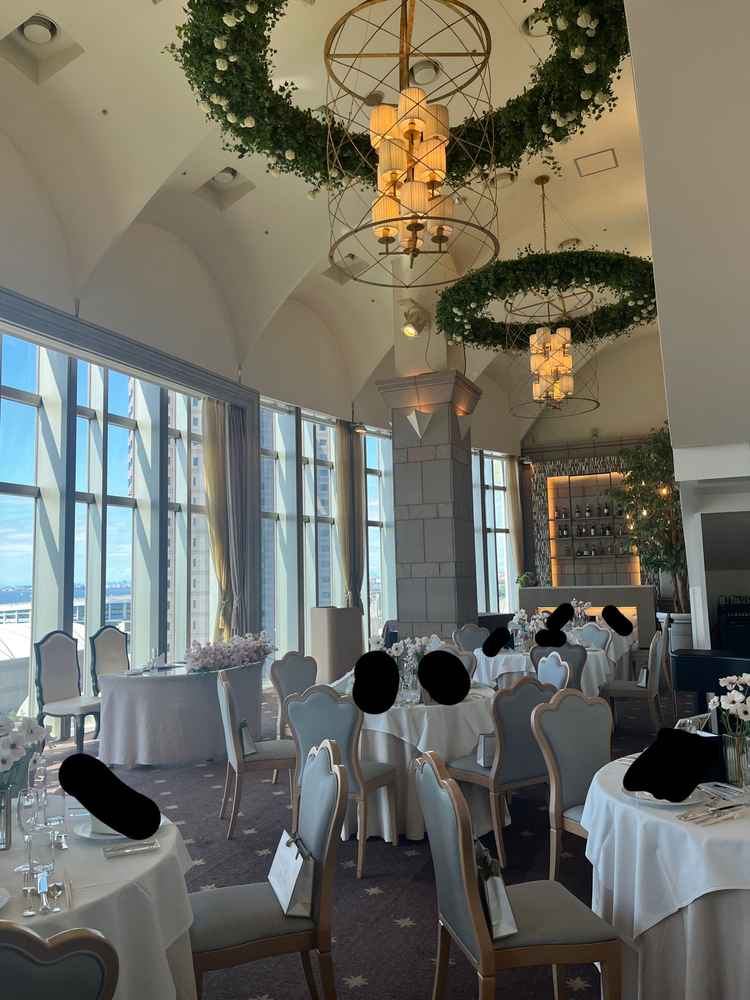 14階の披露宴会場。海が綺麗によく見えた。階段もあり、一階からも２階からもどちらからも入場可能。