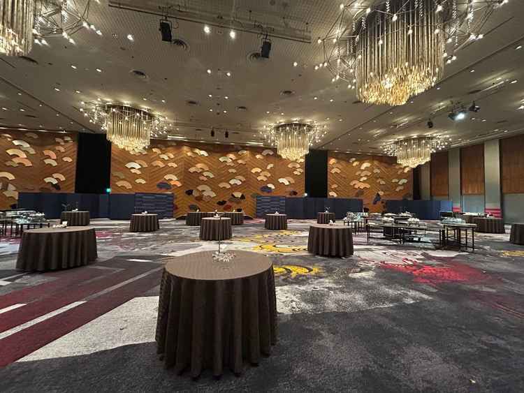 披露宴会場。60人規模だとこの会場を3つに区切って使う。