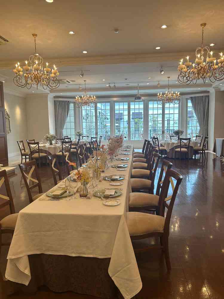 木目調で緑が多く落ち着いた雰囲気のある披露宴会場でした。あったかい雰囲気が漂ういい感じでした。