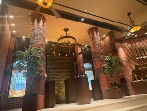 一歩ずつこれまでの人生を振り返りながら進み、祭壇で大切な人と新たな人生を歩み始めるという意味が素敵。