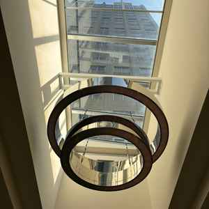 挙式会場です。上から光が差し込んで明るく素敵でした。