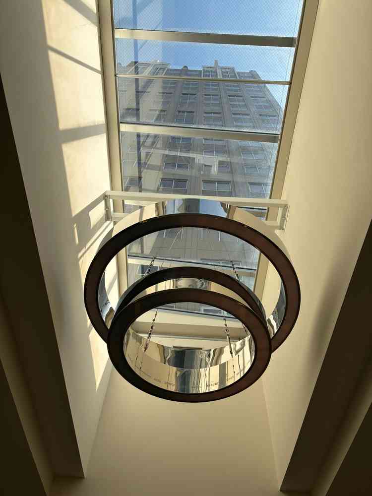 挙式会場です。上から光が差し込んで明るく素敵でした。