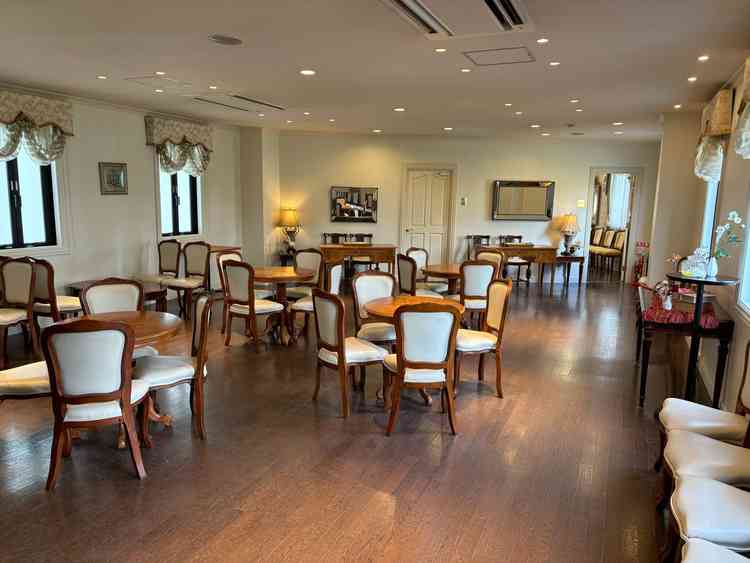 結婚式当日の待合室。両家で団欒することのできるスペースだけでなく、個室もあるため、式の準備ができる