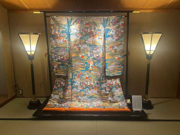 玄関で出迎えてくれた西陣織のお着物。サンプルの写真もどれも素敵で和装婚のイメージが湧きました。