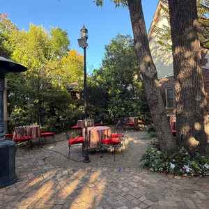 ペンブルック館のガーデン。大きな木が中心にあり、日差しも良い具合に遮っていて夏でも気持ち涼しそうです