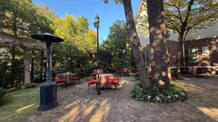 ペンブルック館のガーデン。大きな木が中心にあり、日差しも良い具合に遮っていて夏でも気持ち涼しそうです