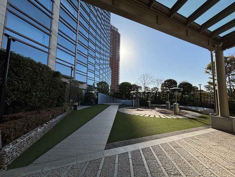 フラワーシャワーを行うガーデン。