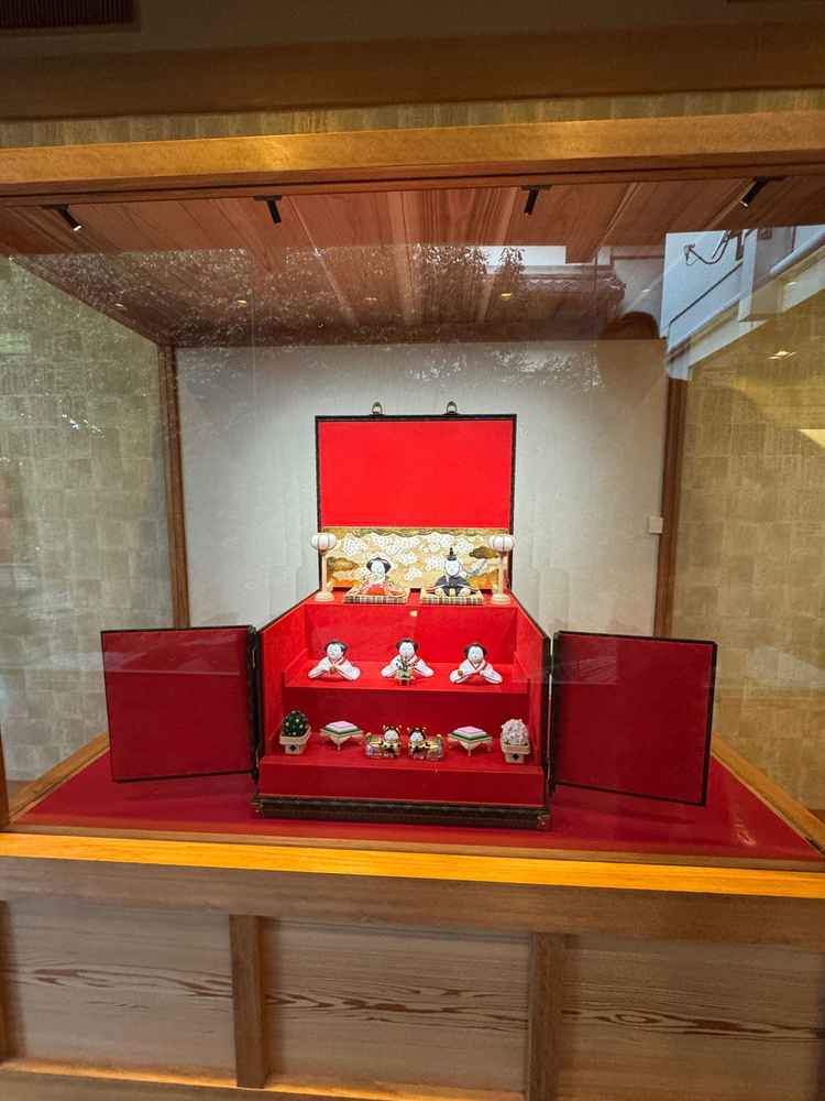 ルイヴィトンのトランクに入ったお雛様