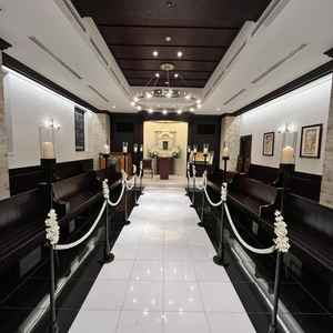 チャペルの写真。来客席が横向きという斬新なレイアウトでした