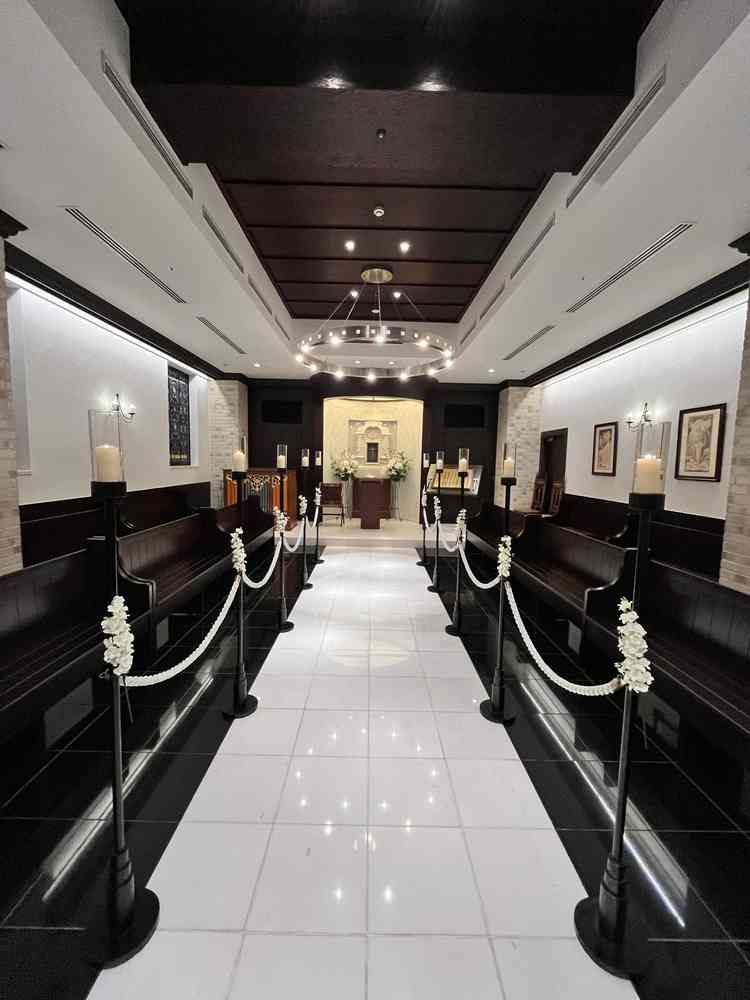 チャペルの写真。来客席が横向きという斬新なレイアウトでした