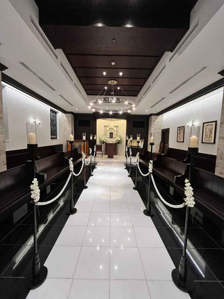 チャペルの写真。来客席が横向きという斬新なレイアウトでした