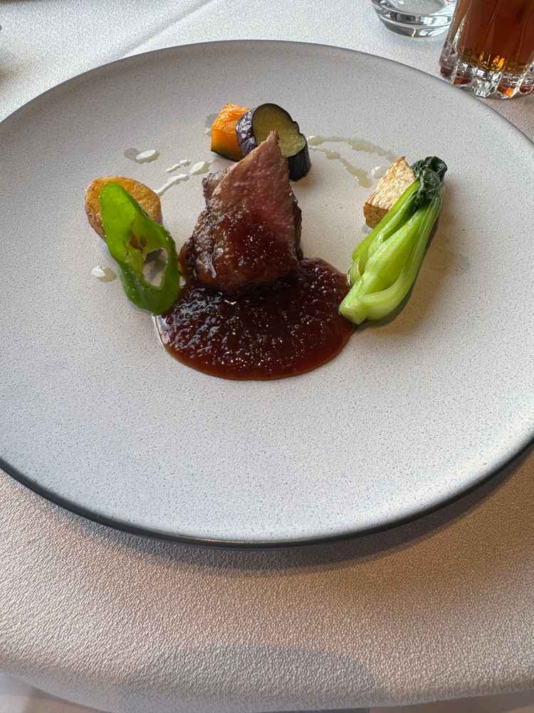 ナイフがいらないかと思ったくらい柔らかいお肉で、ソースが絶品だった。