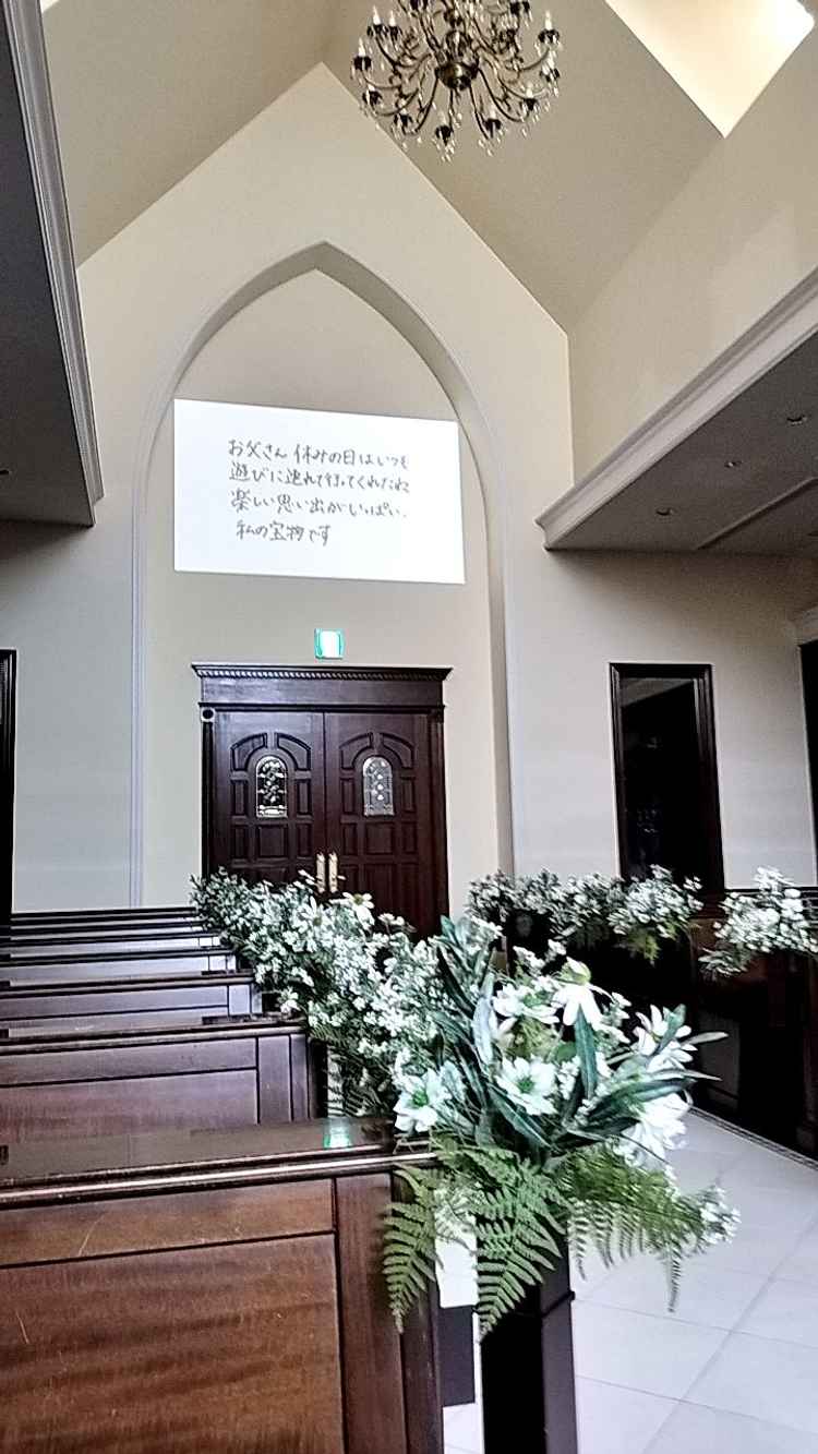 チャペルへの入場の際にこれまでの人生の総集編のような動画を流してくれるそうです。無料とのこと。