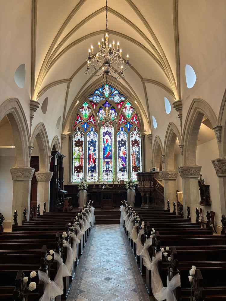 別館の式場。ステンドグラスが並行の為明るく感じる。こちらの方が後に作られた為色彩や加工技術がすごい。