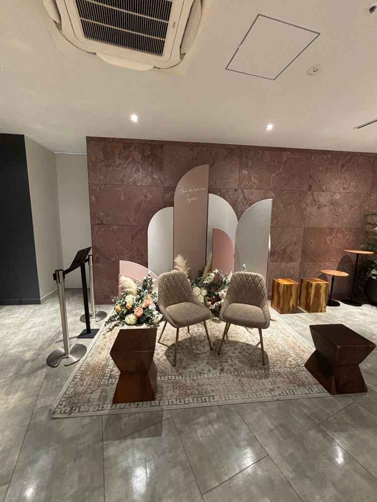 明るく清潔感があり、ゆったり落ち着ける待合スペース。写真スポットもあります。