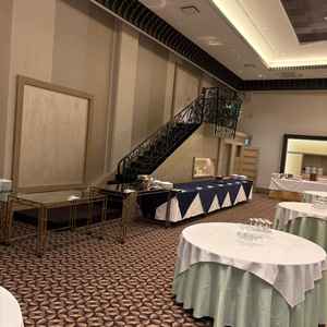 披露宴会場の中にも階段があり、いろんなところから登場できるので、式の想像ができました。