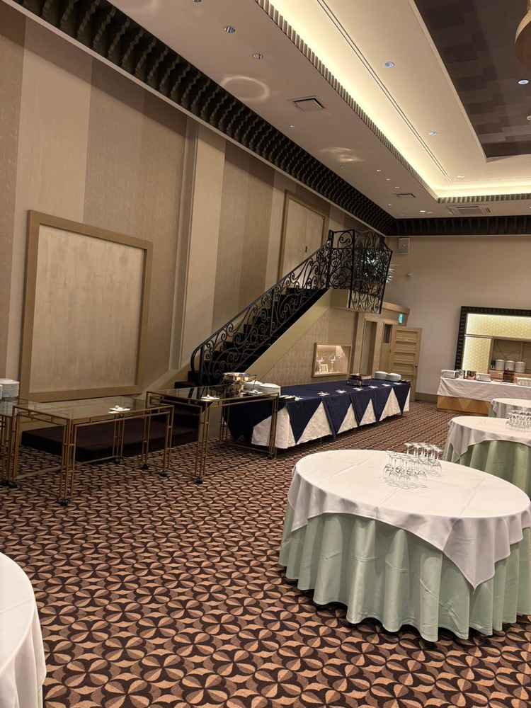 披露宴会場の中にも階段があり、いろんなところから登場できるので、式の想像ができました。