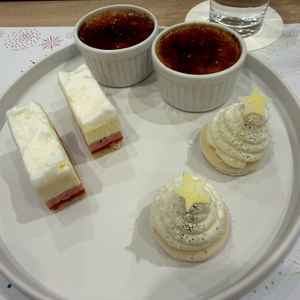 試食のデザート。ゆずといちごのケーキはさっぱり、手前はクリームチーズで甘さ控えめ。ブリュレは最高。