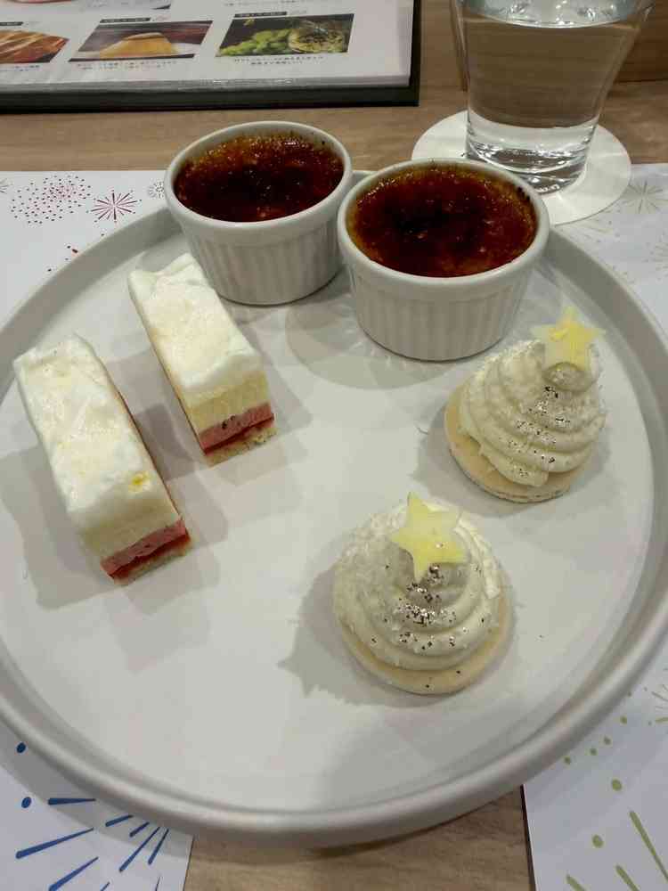 試食のデザート。ゆずといちごのケーキはさっぱり、手前はクリームチーズで甘さ控えめ。ブリュレは最高。