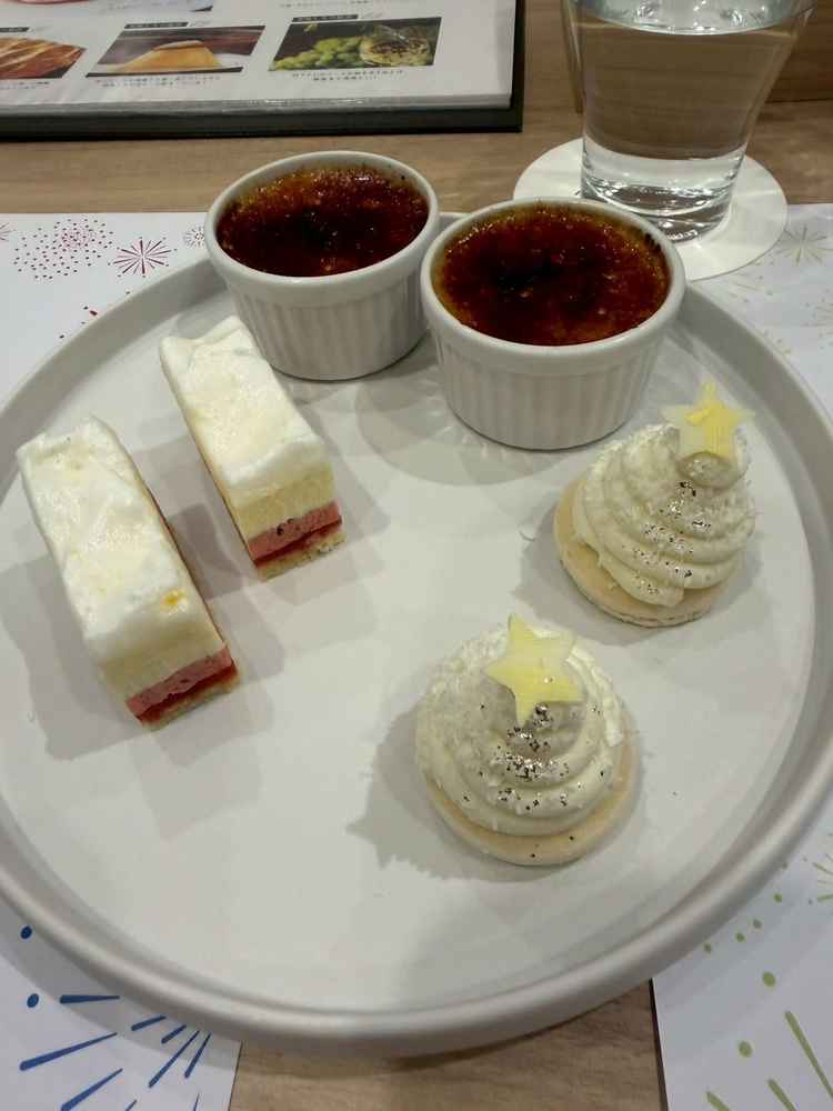 試食のデザート。ゆずといちごのケーキはさっぱり、手前はクリームチーズで甘さ控えめ。ブリュレは最高。