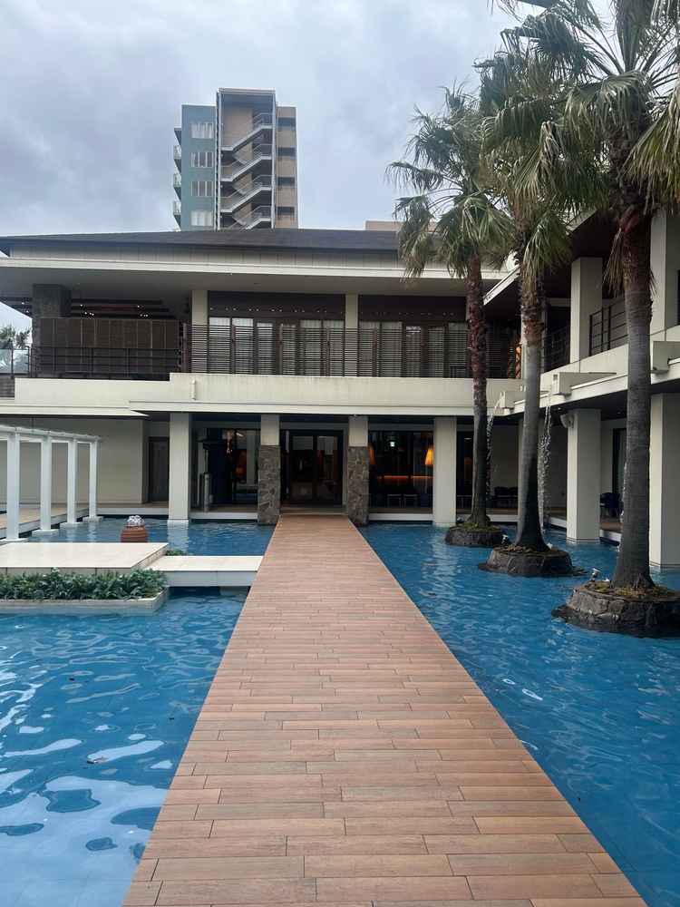 中庭の写真です。見学当日が曇で少し薄暗いですが眺めは最高でした。