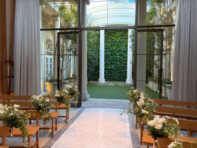 チャペルを出たところにあるガーデンです。写真を撮ったり参列者の方々と交流できます。