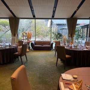 ゲスト目線の会場の雰囲気も教えていただきました。ソファだとゲストとの高さも同じになり、グッと近づくこ