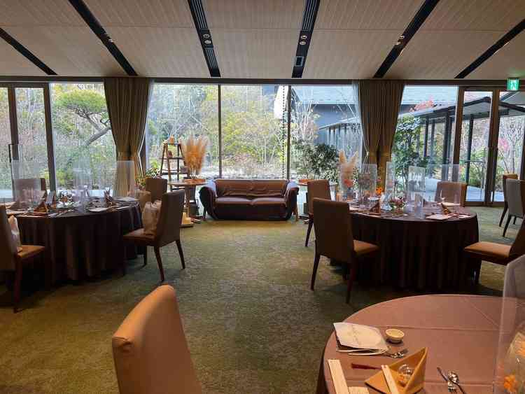 ゲスト目線の会場の雰囲気も教えていただきました。ソファだとゲストとの高さも同じになり、グッと近づくこ