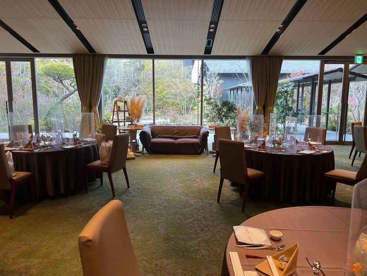 ゲスト目線の会場の雰囲気も教えていただきました。ソファだとゲストとの高さも同じになり、グッと近づくこ