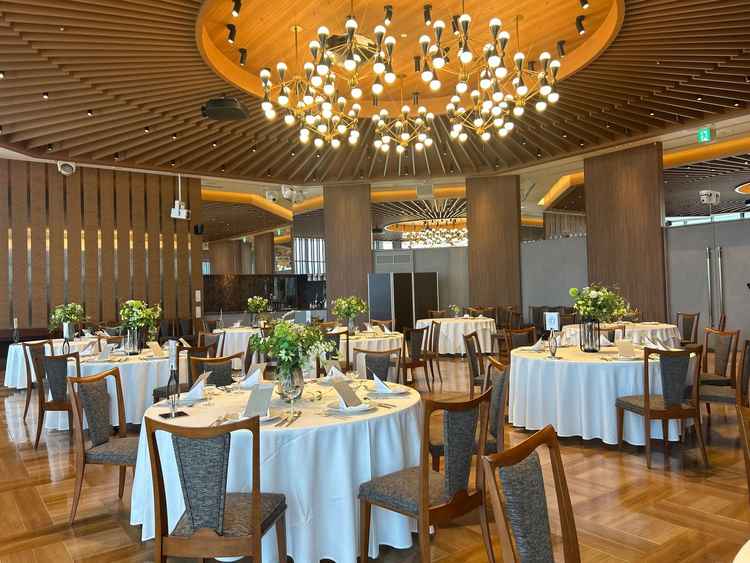 披露宴会場。３種類あり全て雰囲気が違います。写真の会場はナチュラルで好みの雰囲気にアレンジできそう。