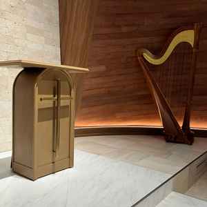 チャペル横でハープの生演奏も可能