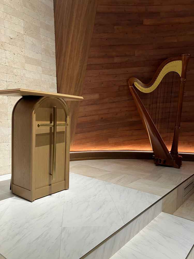 チャペル横でハープの生演奏も可能