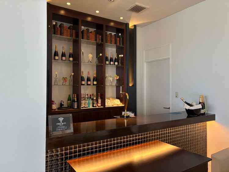 式直前の待つスペースや披露宴会場内にはバーカウンターがありました。