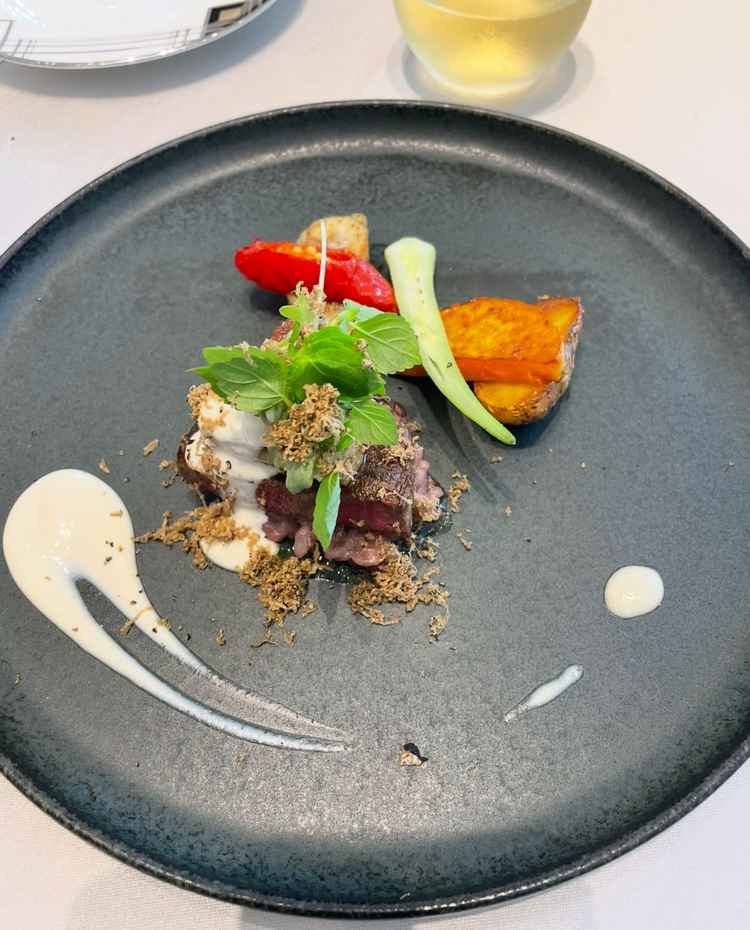 メインのお肉料理。和テイストのソースと洋テイストの料理の二種類から選ぶことができました。