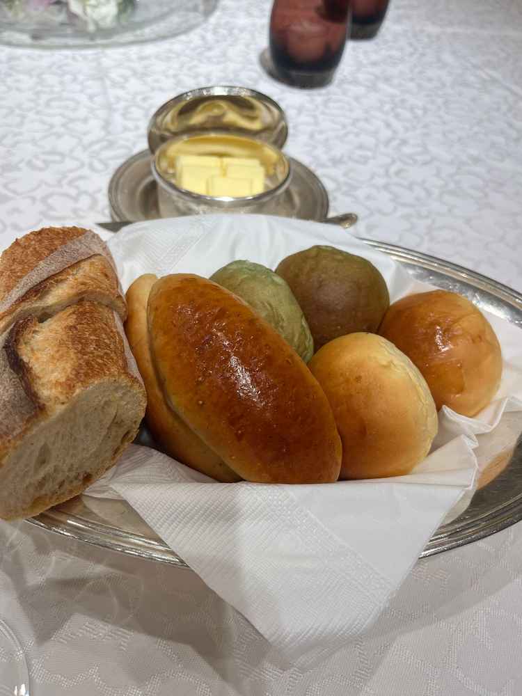 おかわり自由のパンサービス。出来立てでふわふわなパンで美味しかったです。