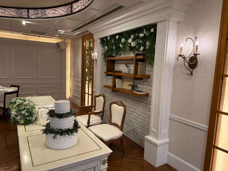 お二人の席です。白と緑を基調としていて可愛い印象です。ゲストのテーブルから距離が近いです。