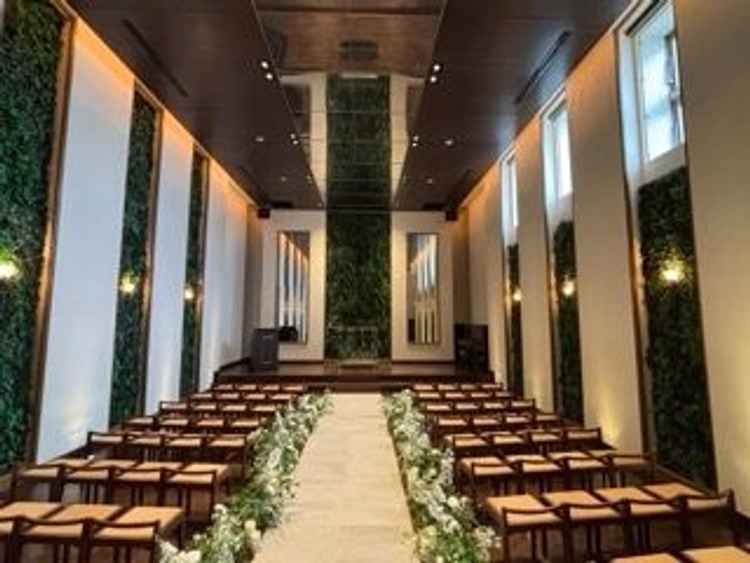 緑が映える落ち着いた雰囲気のチャペル