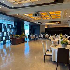 木目と緑を基調としたナチュラルテイストな披露宴会場