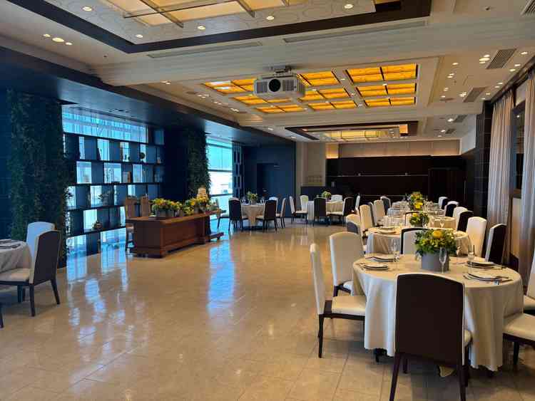 木目と緑を基調としたナチュラルテイストな披露宴会場