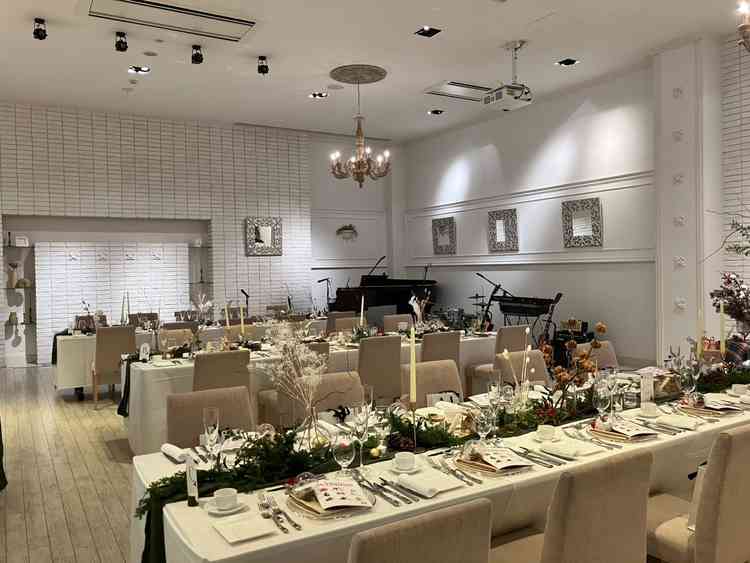 披露宴会場②白色を基調とした会場