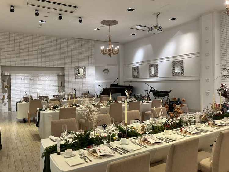 披露宴会場②白色を基調とした会場