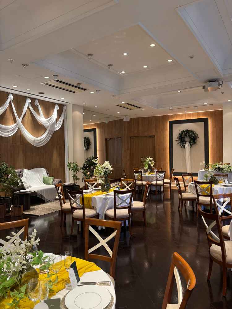 ガーデン付きの会食会場。暖かい木目がとても上品でした。少人数だと少し大きく感じました。