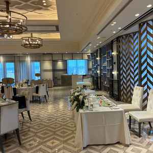 披露宴会場のメインテーブル。奥にはバーカウンター