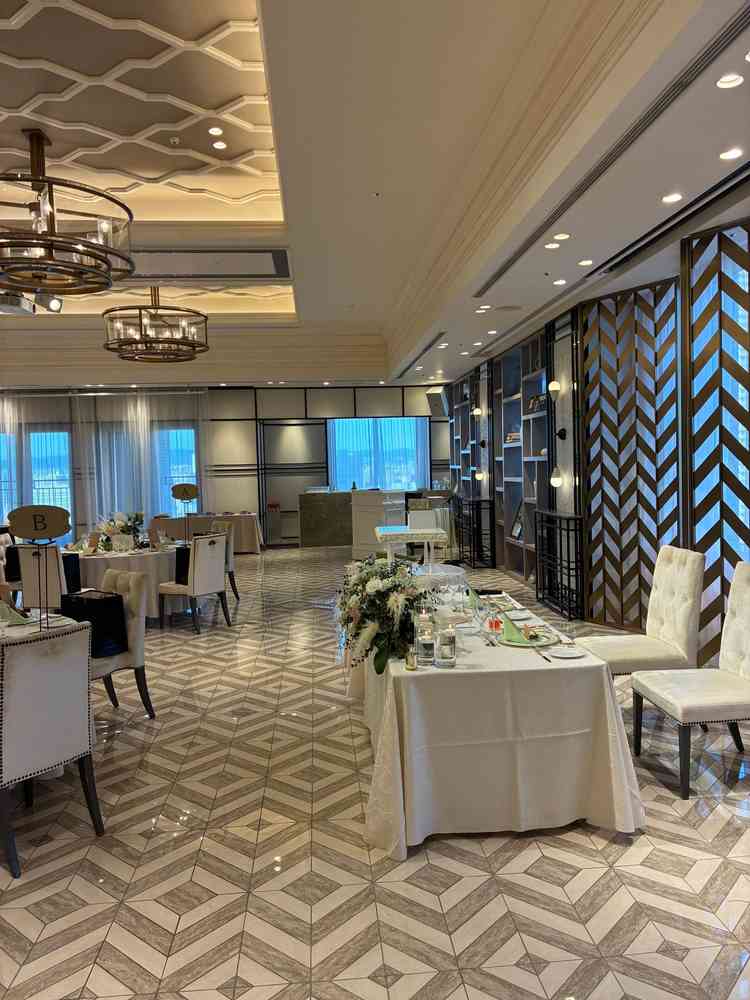 披露宴会場のメインテーブル。奥にはバーカウンター