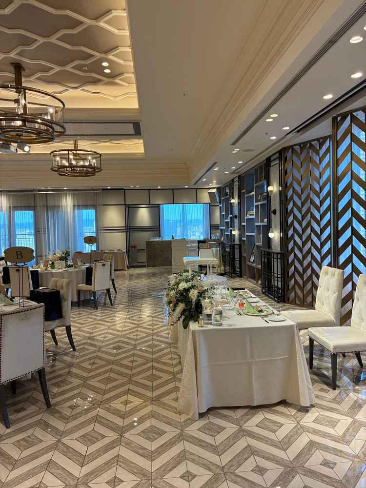 披露宴会場のメインテーブル。奥にはバーカウンター