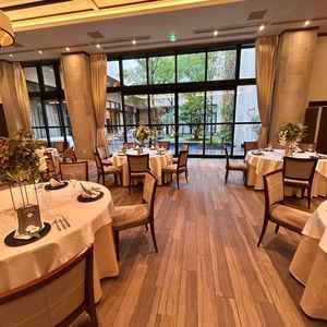 披露宴会場の雰囲気は大人っぽい感じでした。