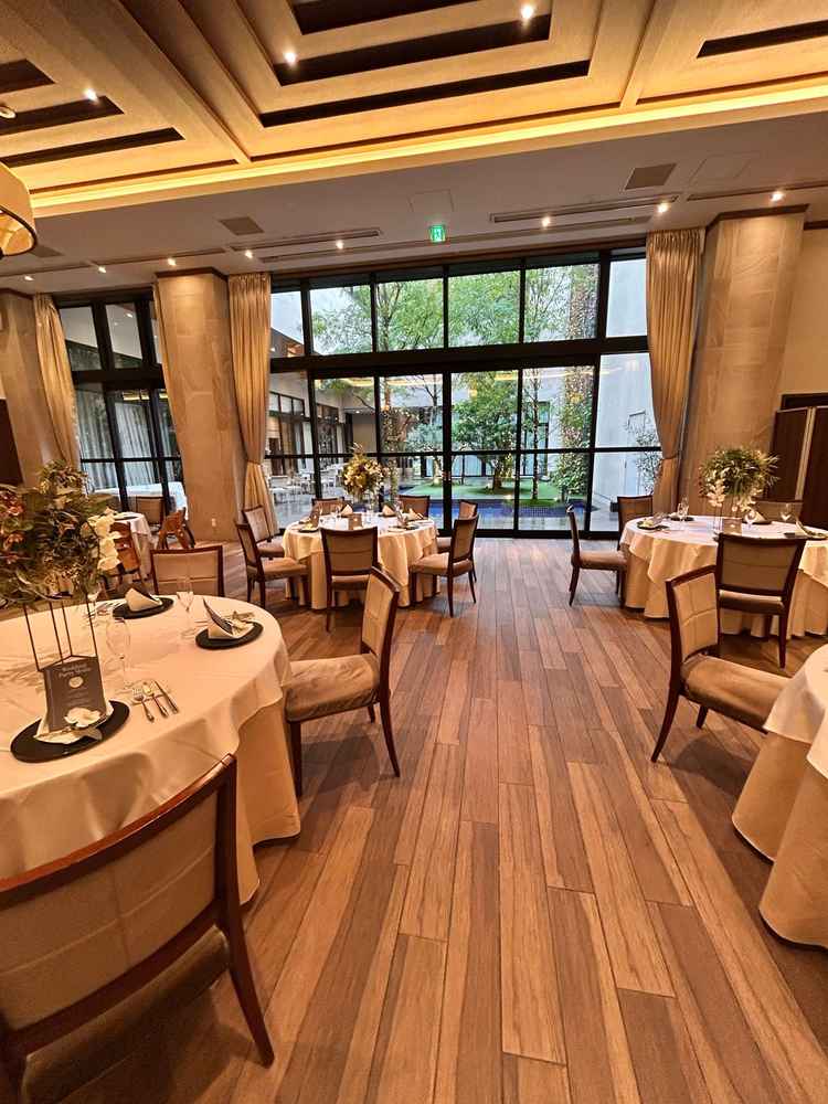 披露宴会場の雰囲気は大人っぽい感じでした。