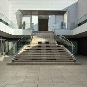 花びらを投げて貰う階段。雰囲気がすごく良くて、本番の想像がしやすい場所でした。ウにも繋がっています。