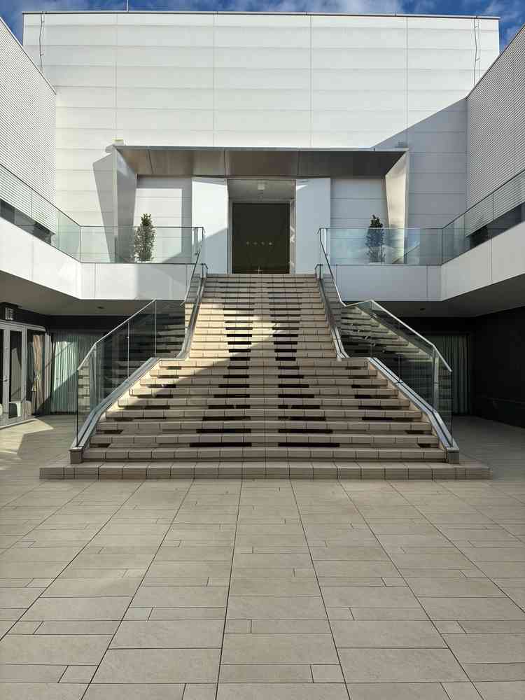 花びらを投げて貰う階段。雰囲気がすごく良くて、本番の想像がしやすい場所でした。ウにも繋がっています。