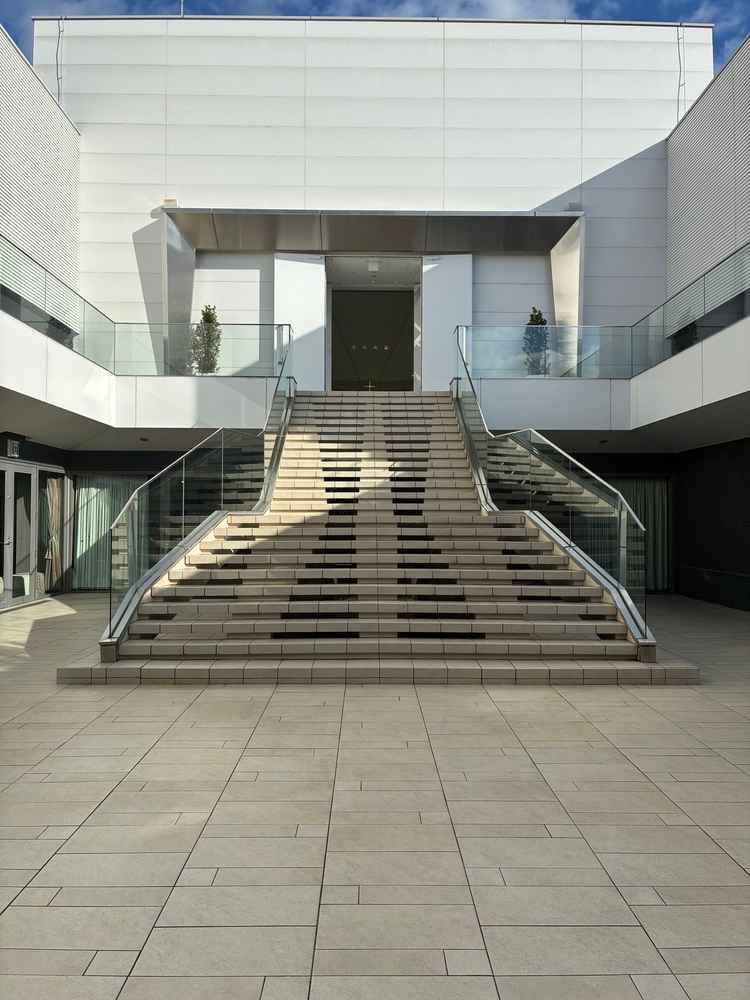 花びらを投げて貰う階段。雰囲気がすごく良くて、本番の想像がしやすい場所でした。ウにも繋がっています。